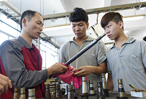 Arbeiter in China bei der Ausbildung (Foto)