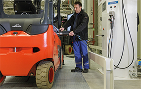Hydrogen refueling process of an industrial truck (photo)